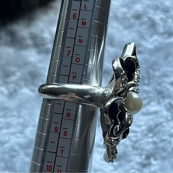 Silver Flower Ring | Black flower with pearl and clear stones | Size 8 - Picture 7 of 7